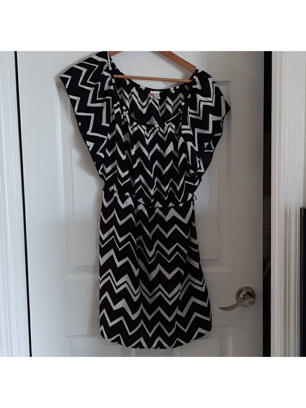 6 Degrees black and white dressq